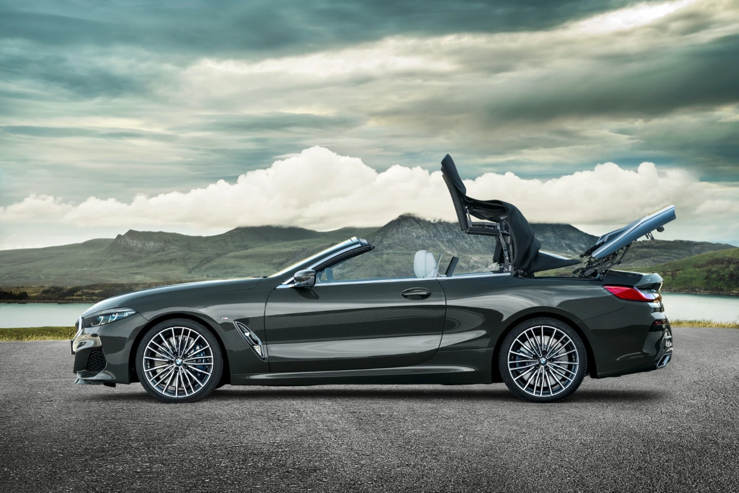 BMW 8 Series Convertible top closing sequence