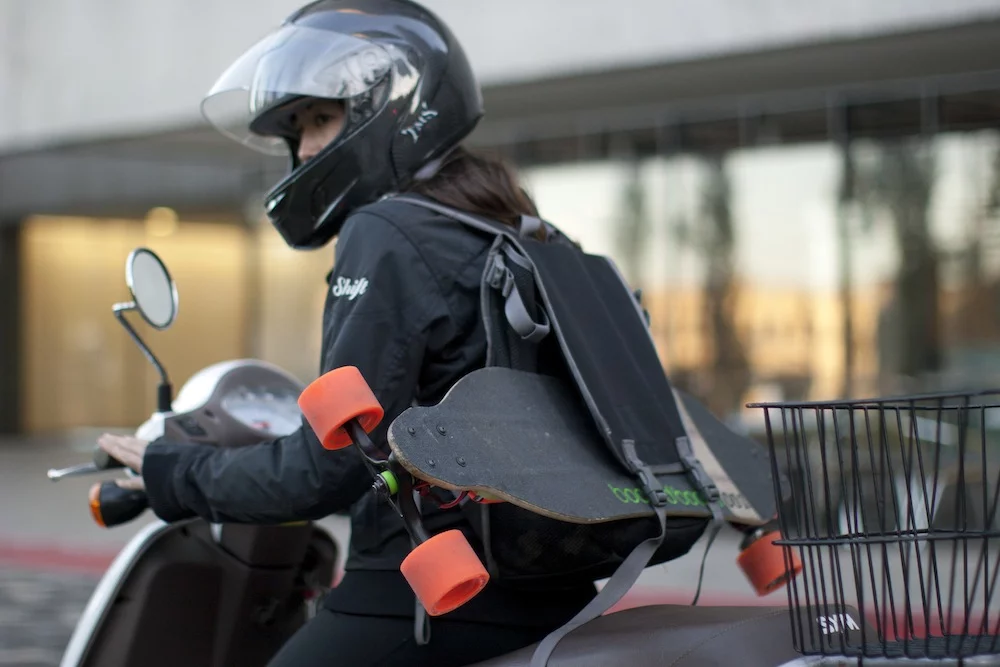 If the battery runs out, the Boosted Boards skateboard can still be pushed like a normal skateboard