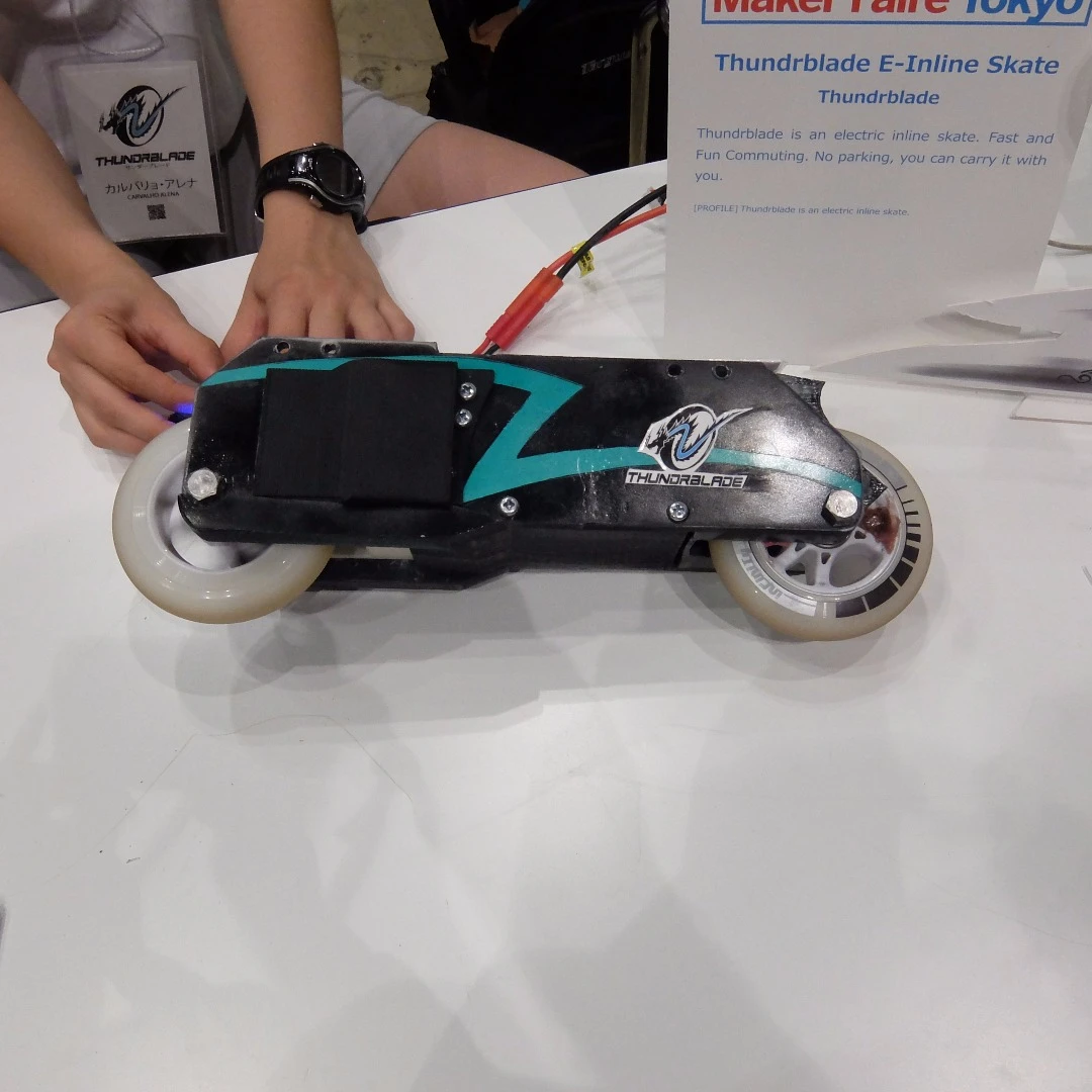 Still at prototype stage (unfortunately) the Thundrblade electric powered inline skate base clips onto your favorite boots – they feature regenerative braking and is operated through a wireless controller