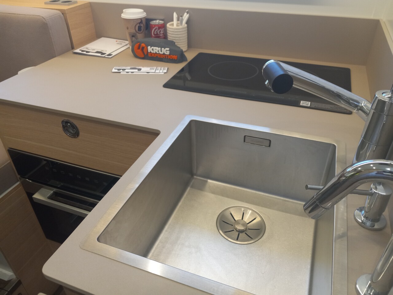 La cocina en forma de L es compacta pero está completamente equipada con utensilios de cocina gourmet.