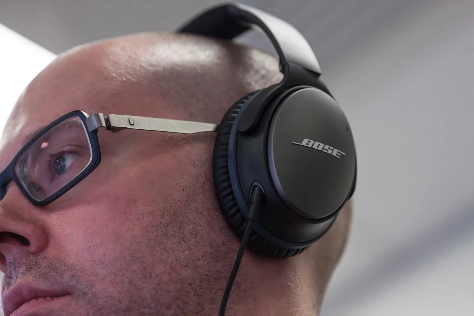 With music playing though the QuietComfort 25s, somebody will basically need to scream to break into your bubble of sweet-sounding solidarity