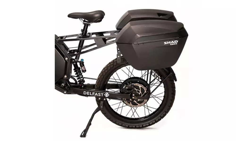 Optional extras include dirt cross tires, a phone mount, side mirrors and side boxes