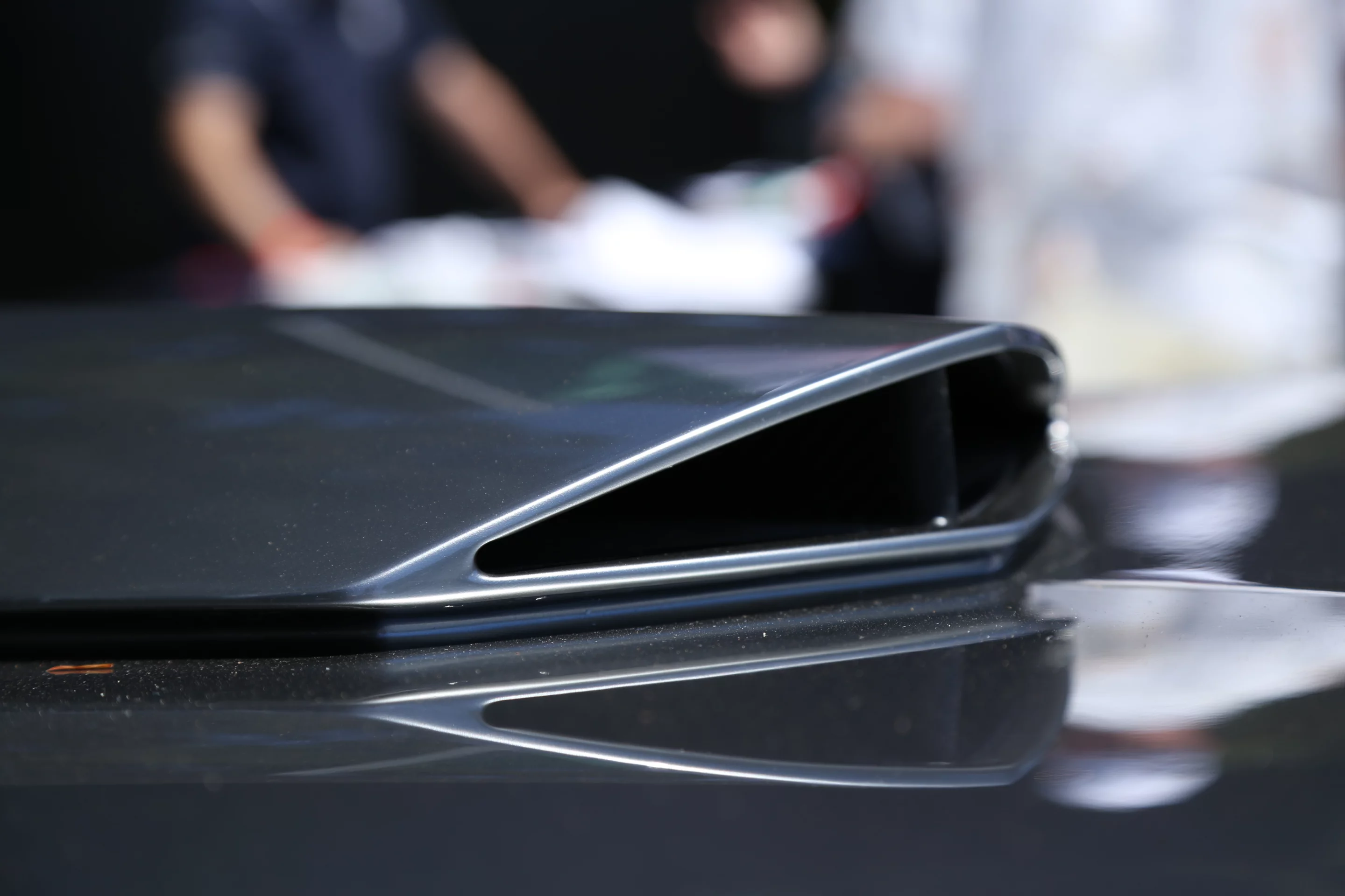 Roof duct helps feed air directly to the big V12 located in close proximity to the driver's head (Photo: Angus MacKenzie/Gizmag.com)