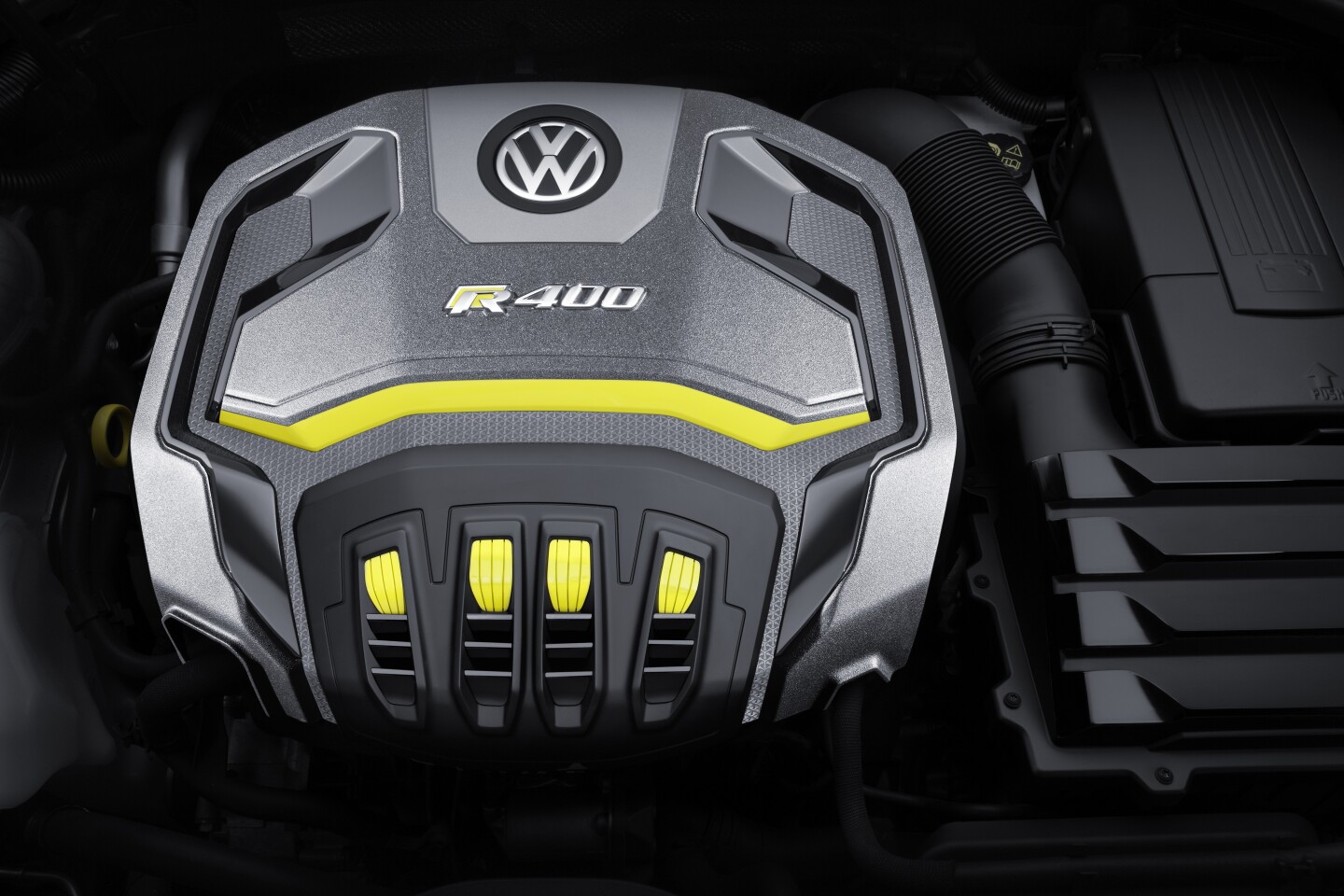 The R 400's power has been upped significantly from the standard Golf R to 400 ps (395 hp), with torque increased by 70 Nm (52 lb.ft) to 450 Nm (332 lb.ft)