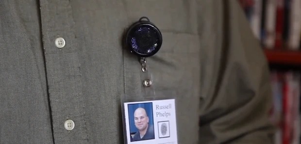 Incoming calls trigger a vibration, sound and LED alert