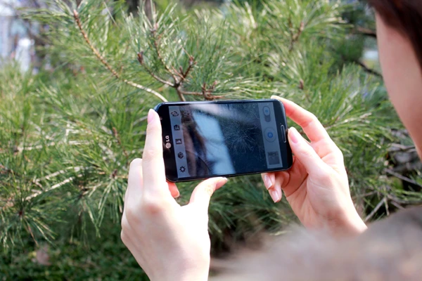 The new Dual Camera feature simultaneously captures photographs front (2.1 MP) and back (13 MP) for picture-in-picture composition
