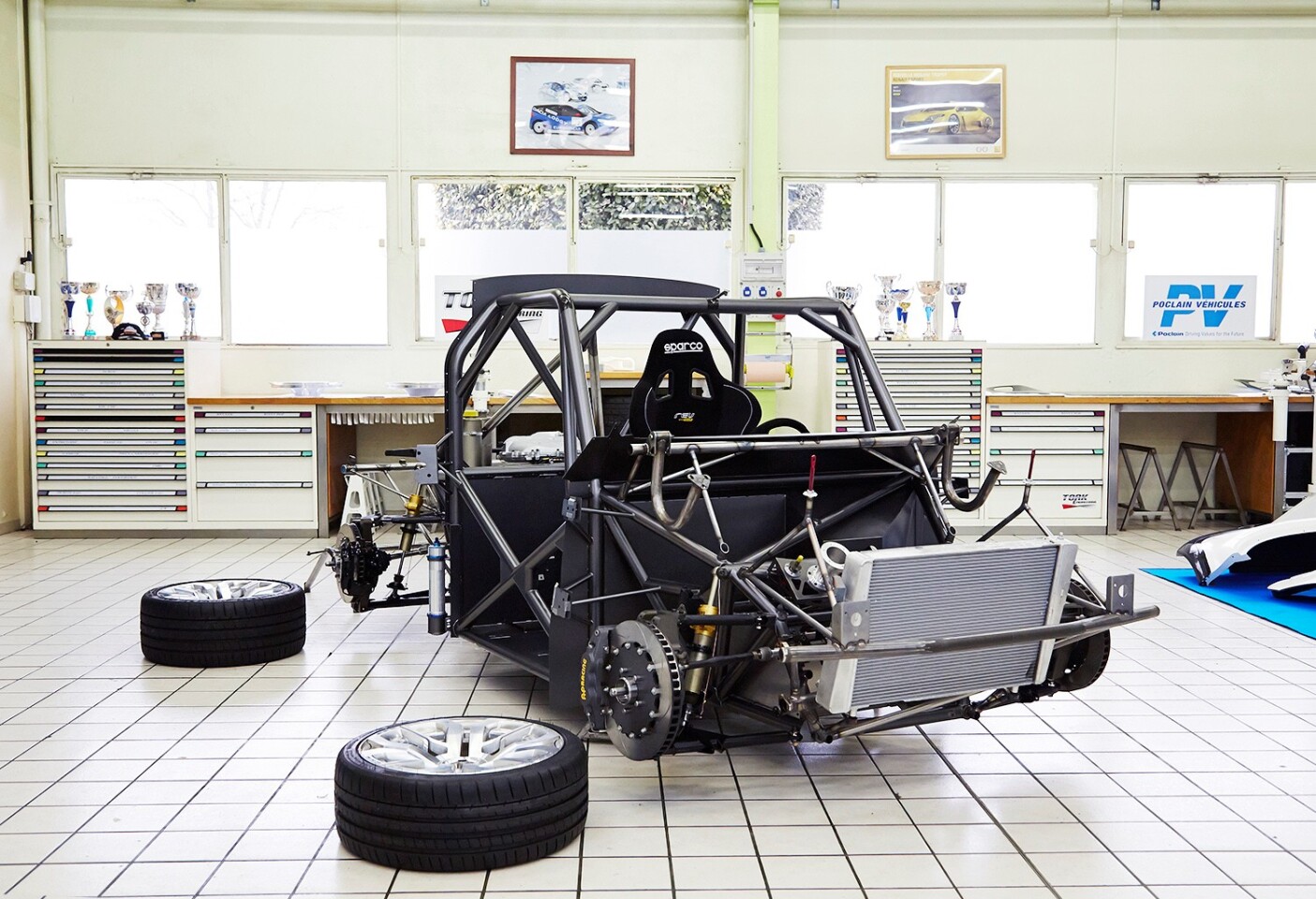 Twin'Run's architecture is a minimal effort using a tubular racing chassis with integrated roll cage