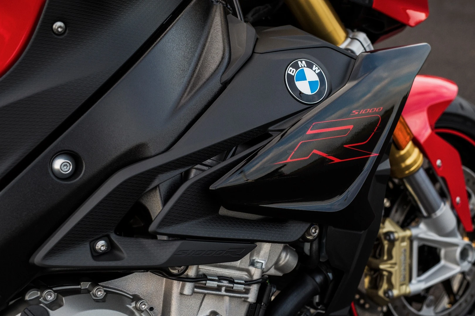 2017 BMW S1000R: redesigned side fairings make it much more naked