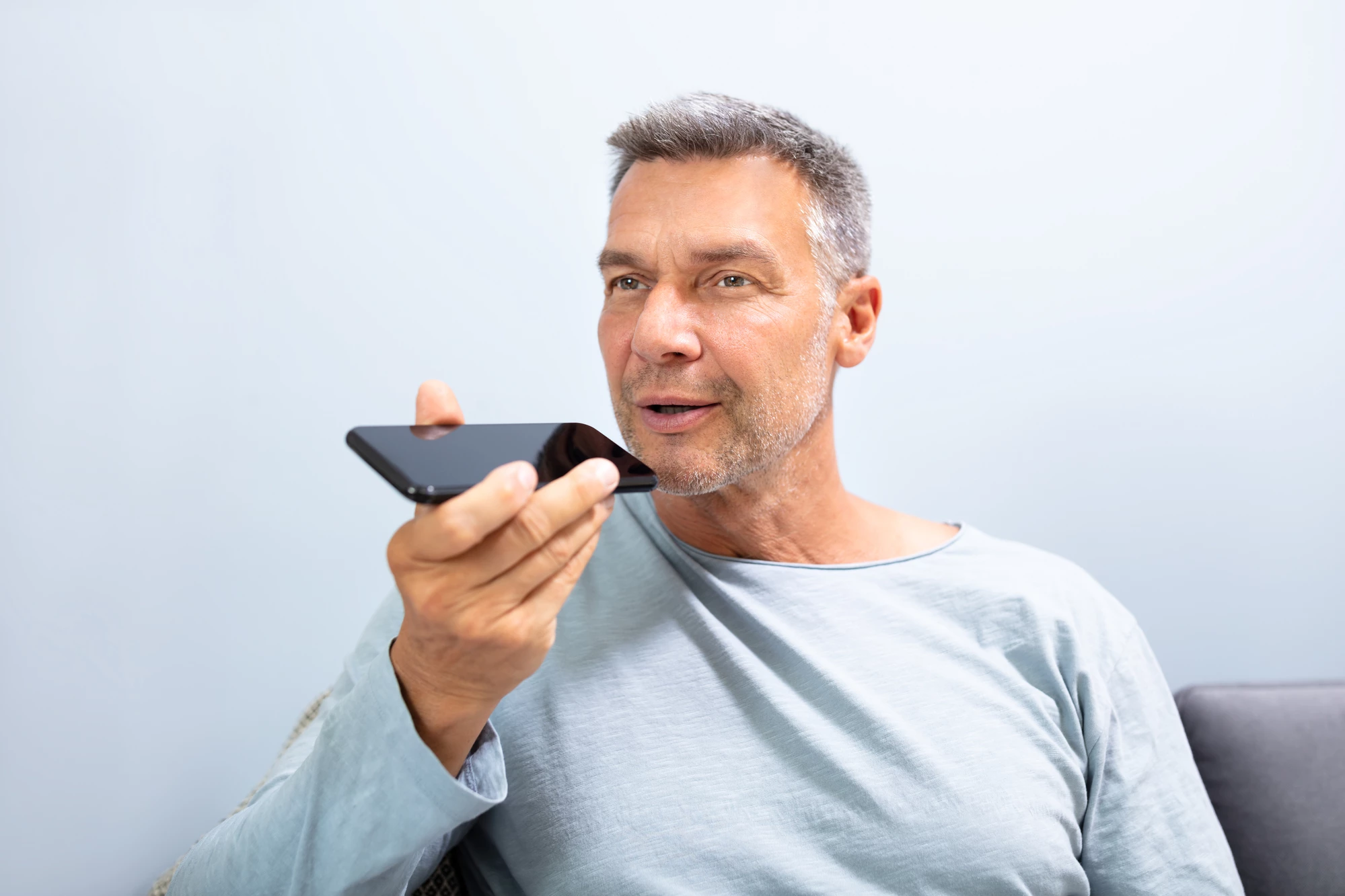 Researchers have developed a self-administered smartphone app that analyzes speech for the telltale signs of early dementia