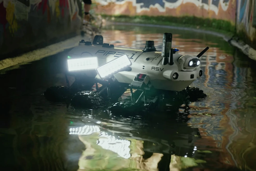 The PIPE-i's six wheels are driven by waterproof motors