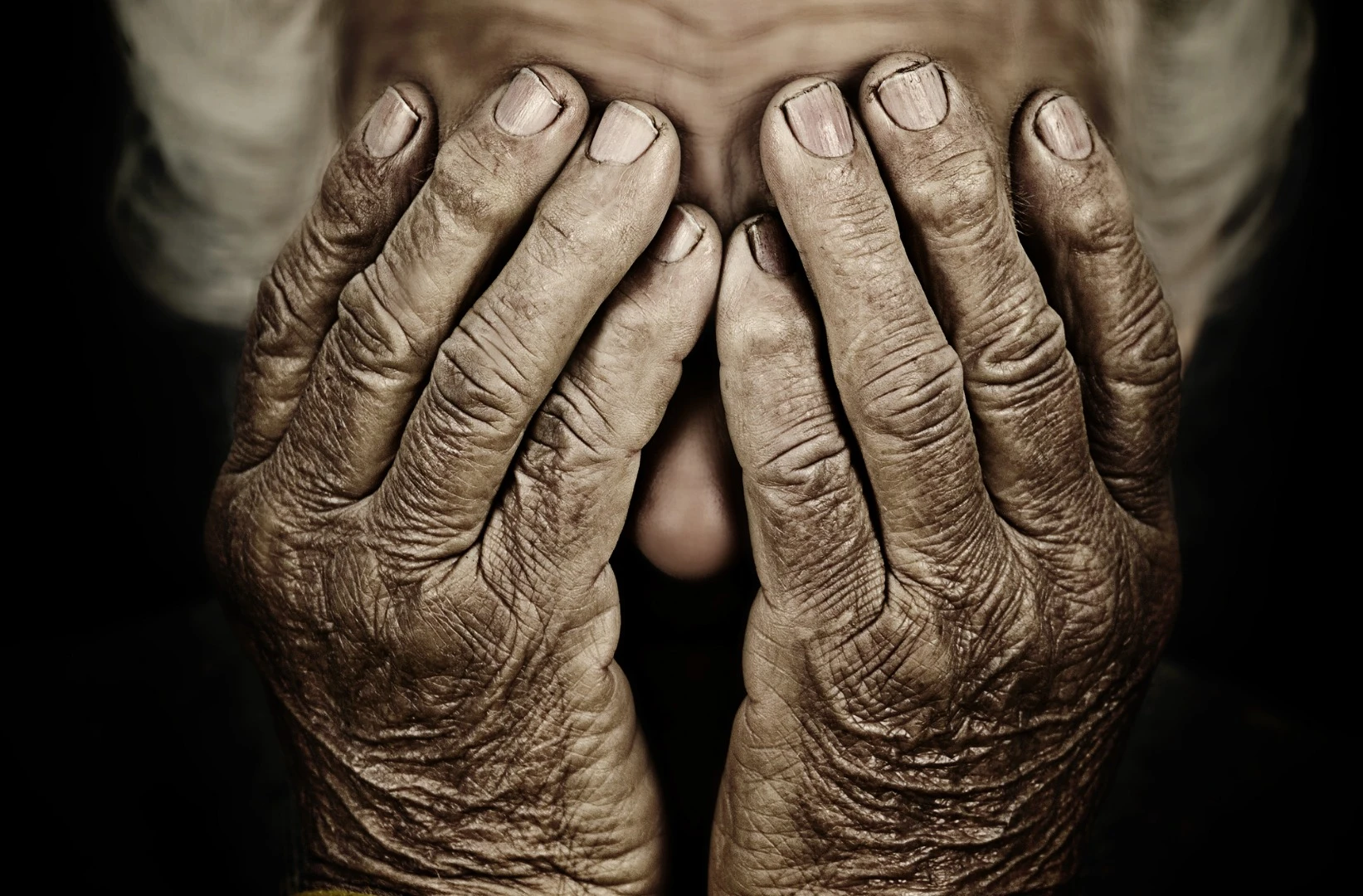A new study provides the first evidence that restoring mitochondrial DNA can reverse age-associated symptoms such as skin wrinkles and hair loss