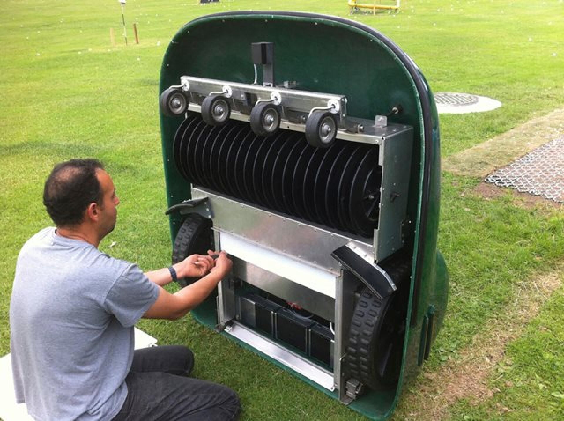 Golf ballgathering Ball Picker robot is like a Roomba for the range