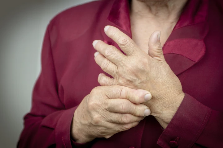 When a person with rheumatoid arthritis receives healthy antibodies, it can reduce inflammation and bone degeneration. Researchers have, for the first time, discovered the molecular pathways that underlie this process