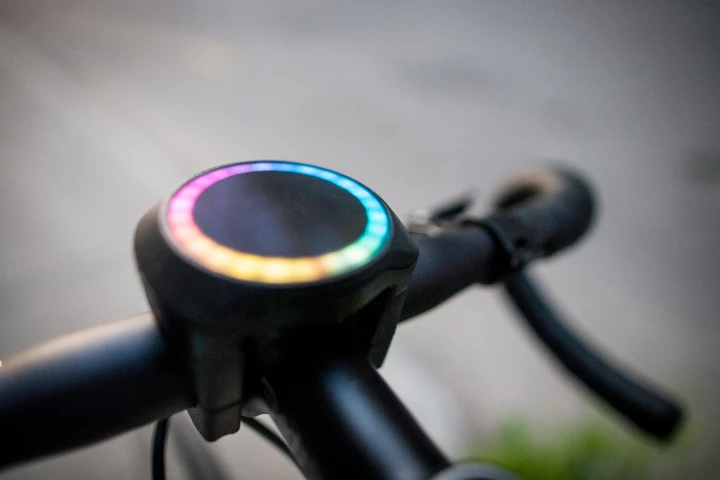 The SmartHalo provides intuitive navigation directions right on the handlebars