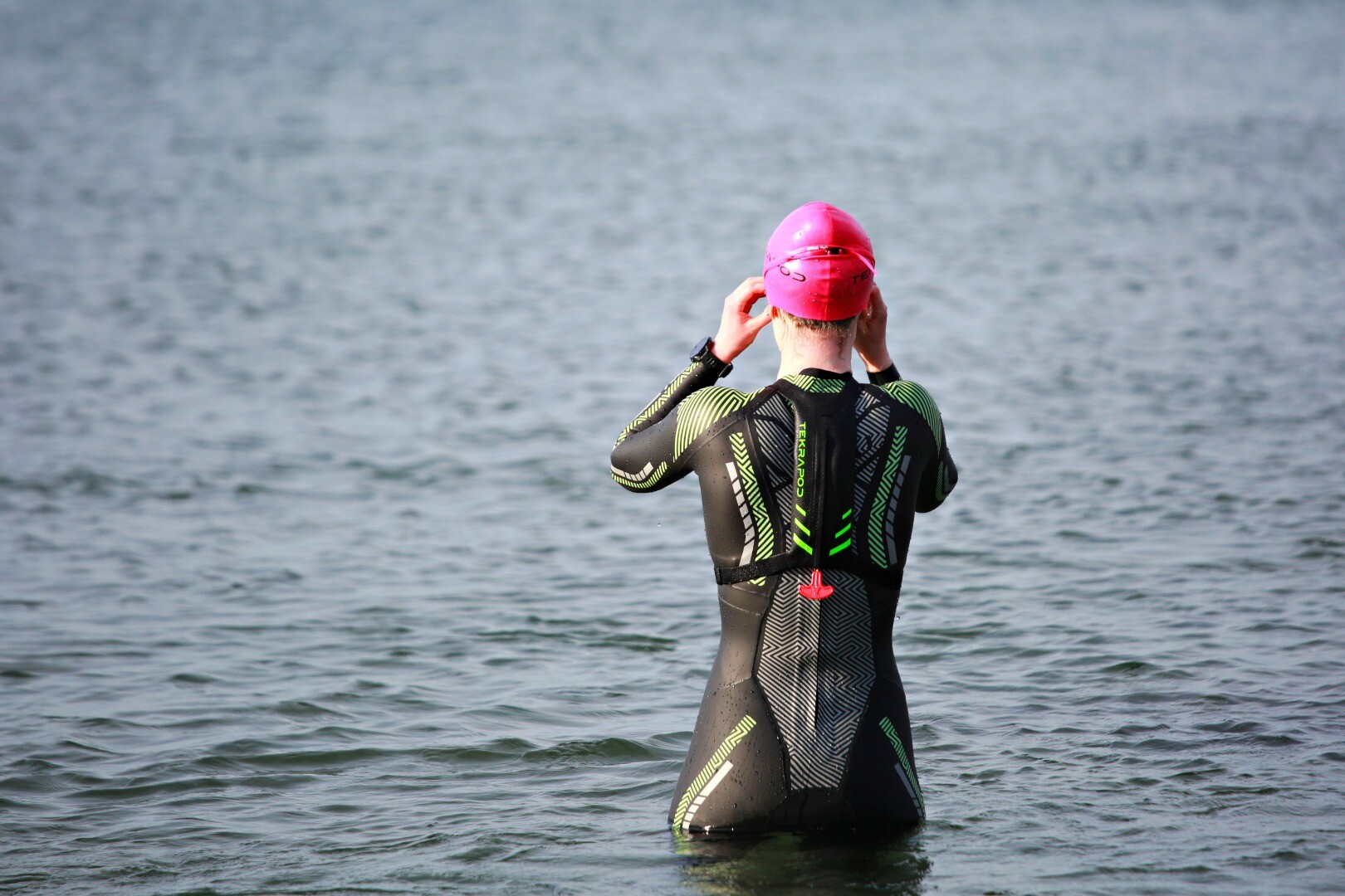 Openwater swimming safety device snugs to the back when not needed