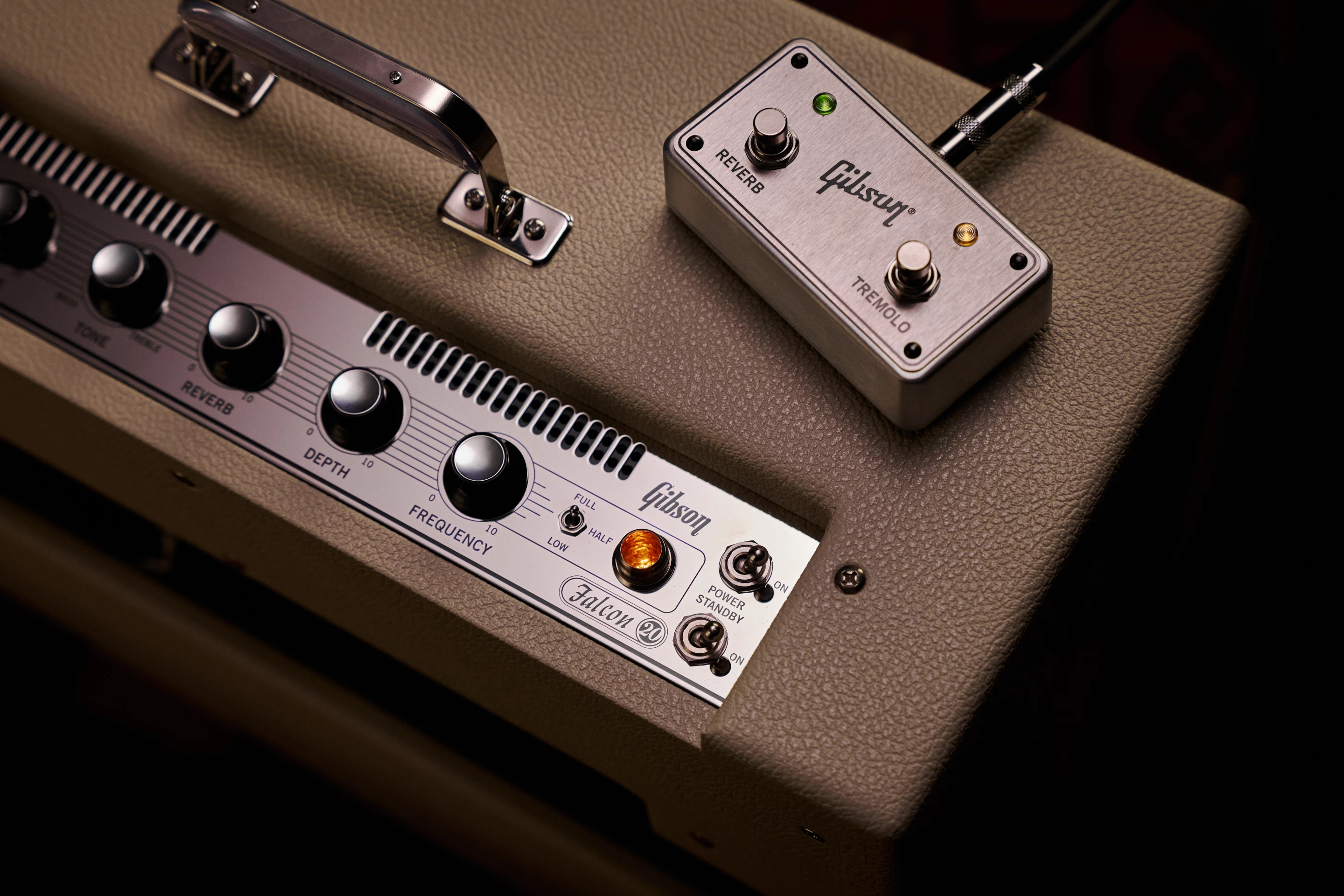 The Falcon 20 benefits from Multi-Watt technology to switch output from 12 watts to five watts or even down to 1 watt using the included footswitch