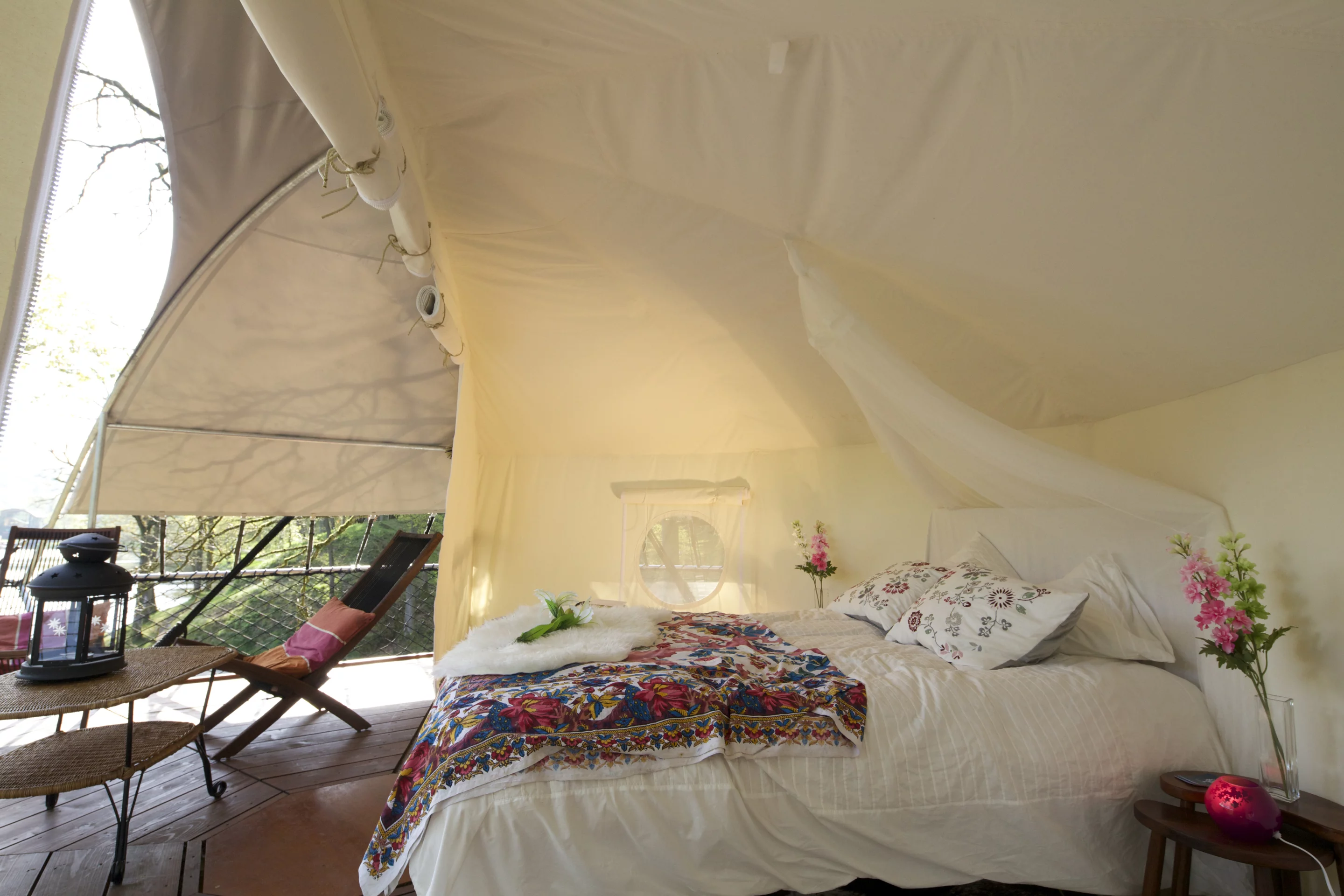 Users can zip up the tent and enjoy a cosy night among the treetops