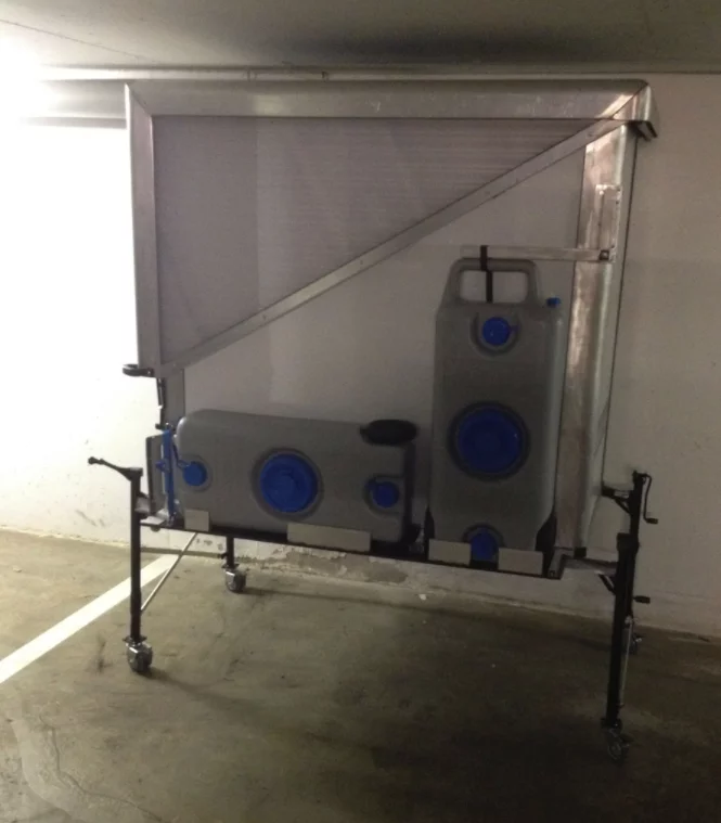 The Bath2Go Comfort includes fresh and waste water tanks