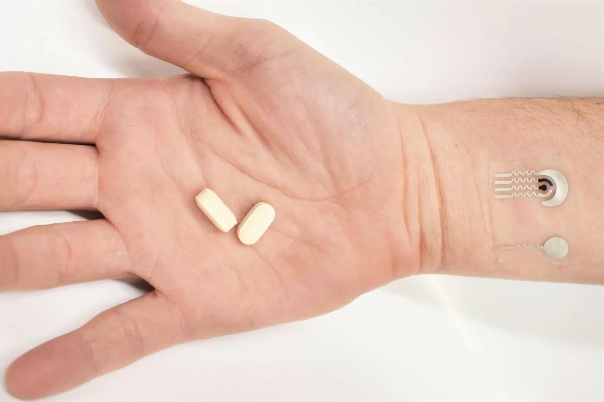 The device (at right) consists of a polyurethane substrate with flexible electrodes printed onto it