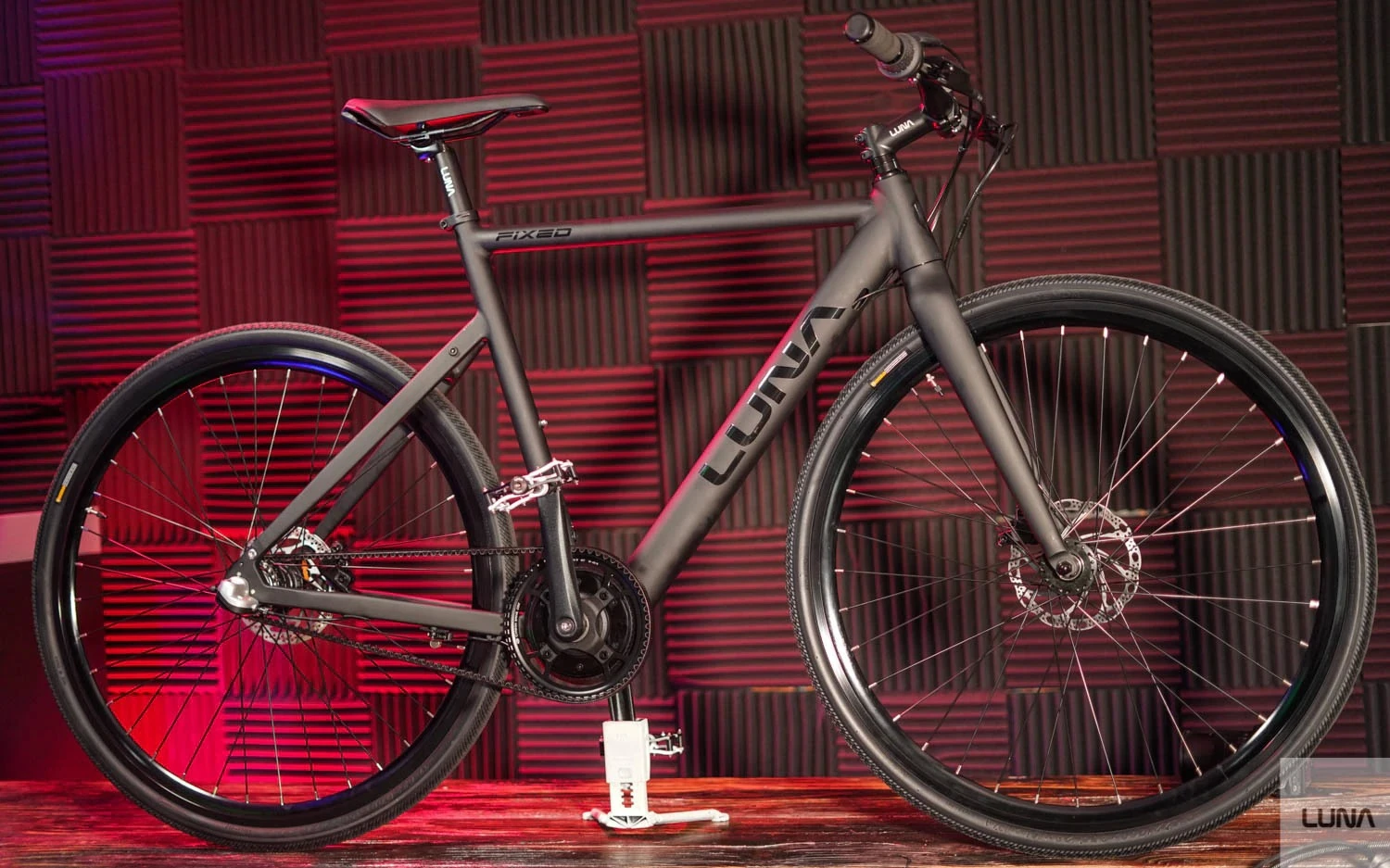 From the right-hand side you'd struggle to pick the Luna Fixed as an e-bike