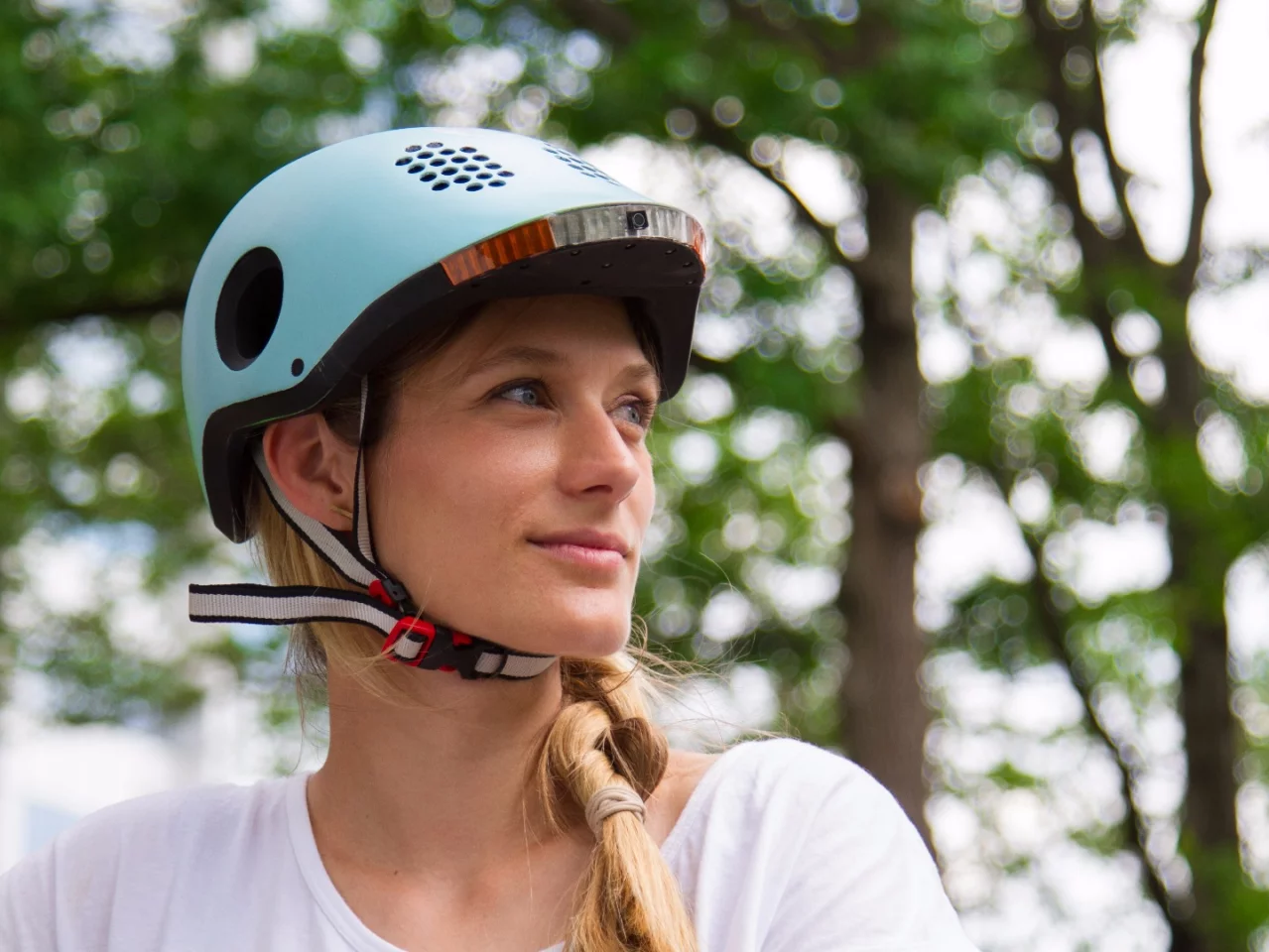 Classon is loaded with lights, sensors, and smart features that help to inform cyclists about their surroundings in a visible yet non-disruptive way