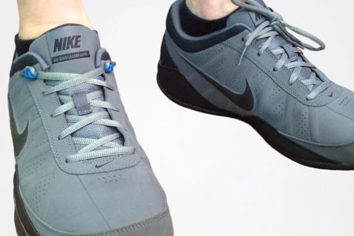 A Shnap + Laces-equipped shoe (left) alongside a regular shoe