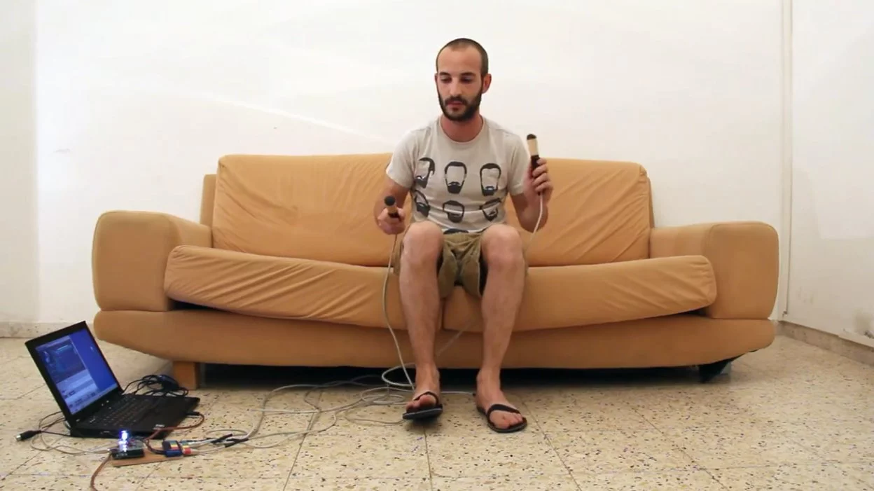 Israeli electronics tinkerer Maayan Migdal has made a working air drum kit using a pair of sandles, some garden rakes, an Arduino Uno board and some custom circuitry which feed through to a laptop via a standard MIDI interface