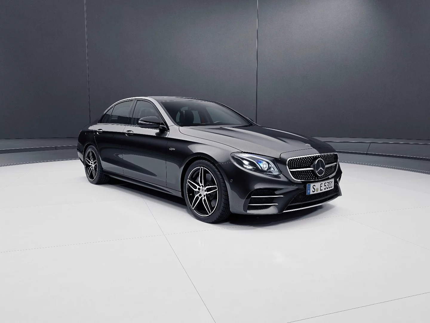 The all-new AMG E 53 sedan can be distinguished by a redesigned twin-blade radiator grille, the power bulges in the bonnet and the optional 5-spoke 20-inch AMG performance wheels