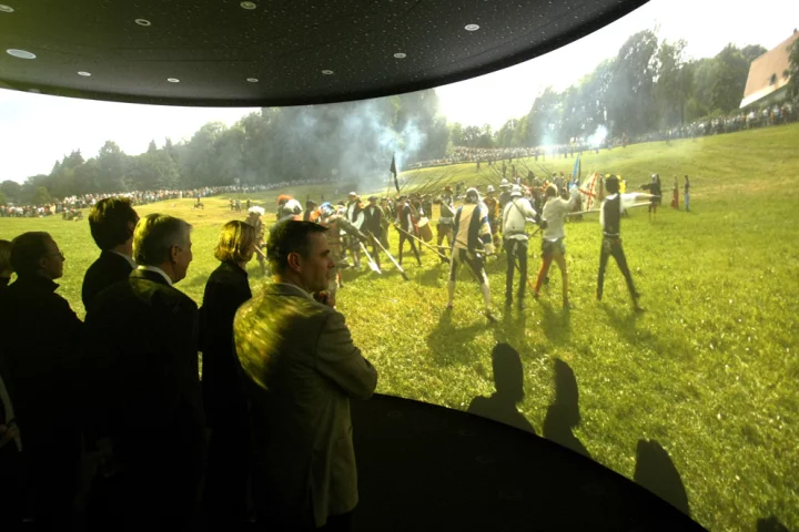 HHi TIME's panoramic screen brings ultra-high resolution and advanced sound technique for a truly immersive viewing experience