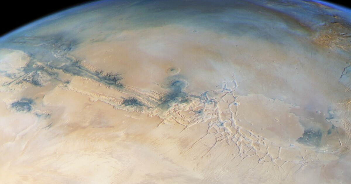 Huge lake of liquid water found on Mars