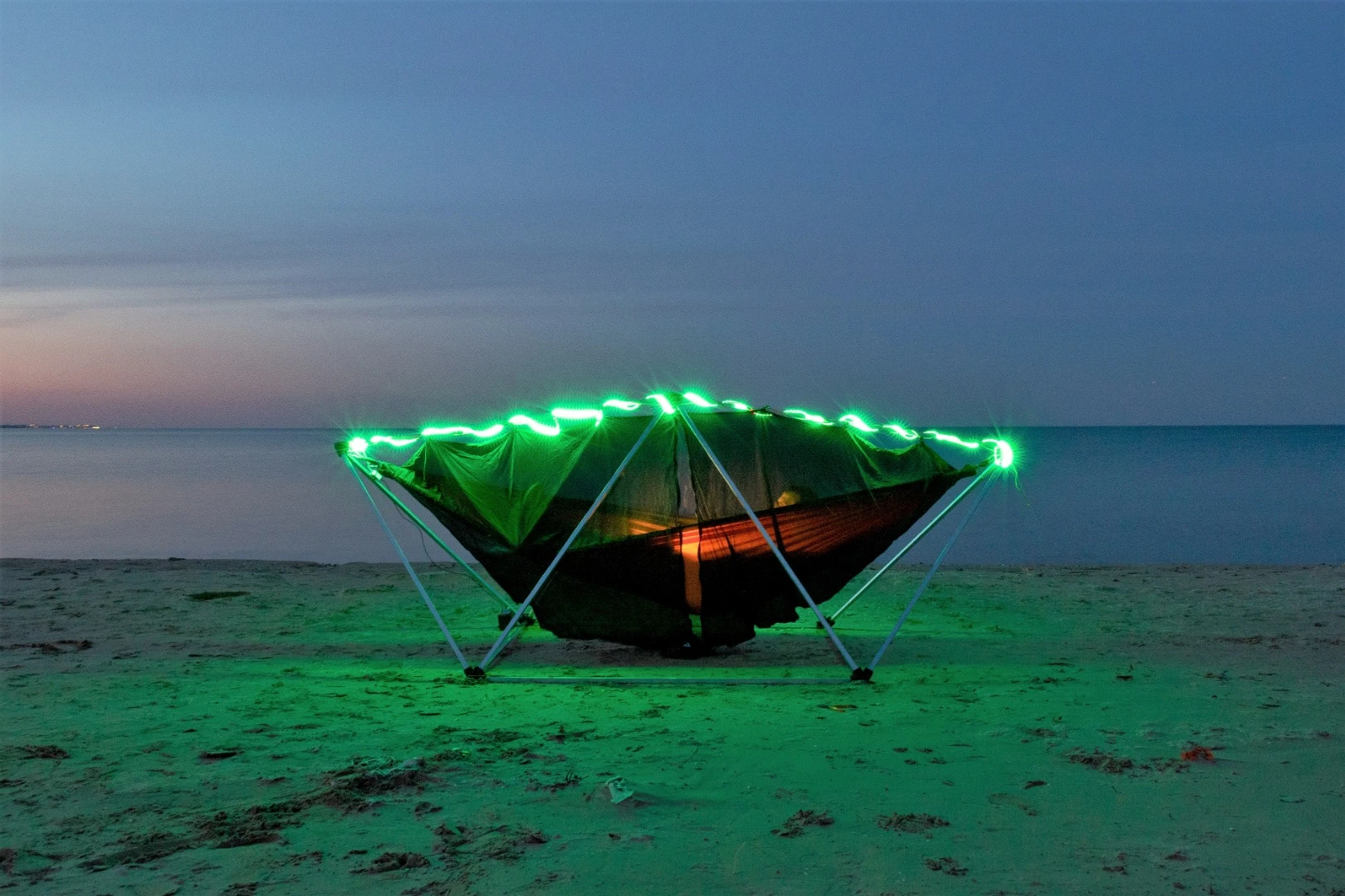 The Hang Solo has a maximum capacity of 250 lb (113 kg) and spans 10 ft (3 m)