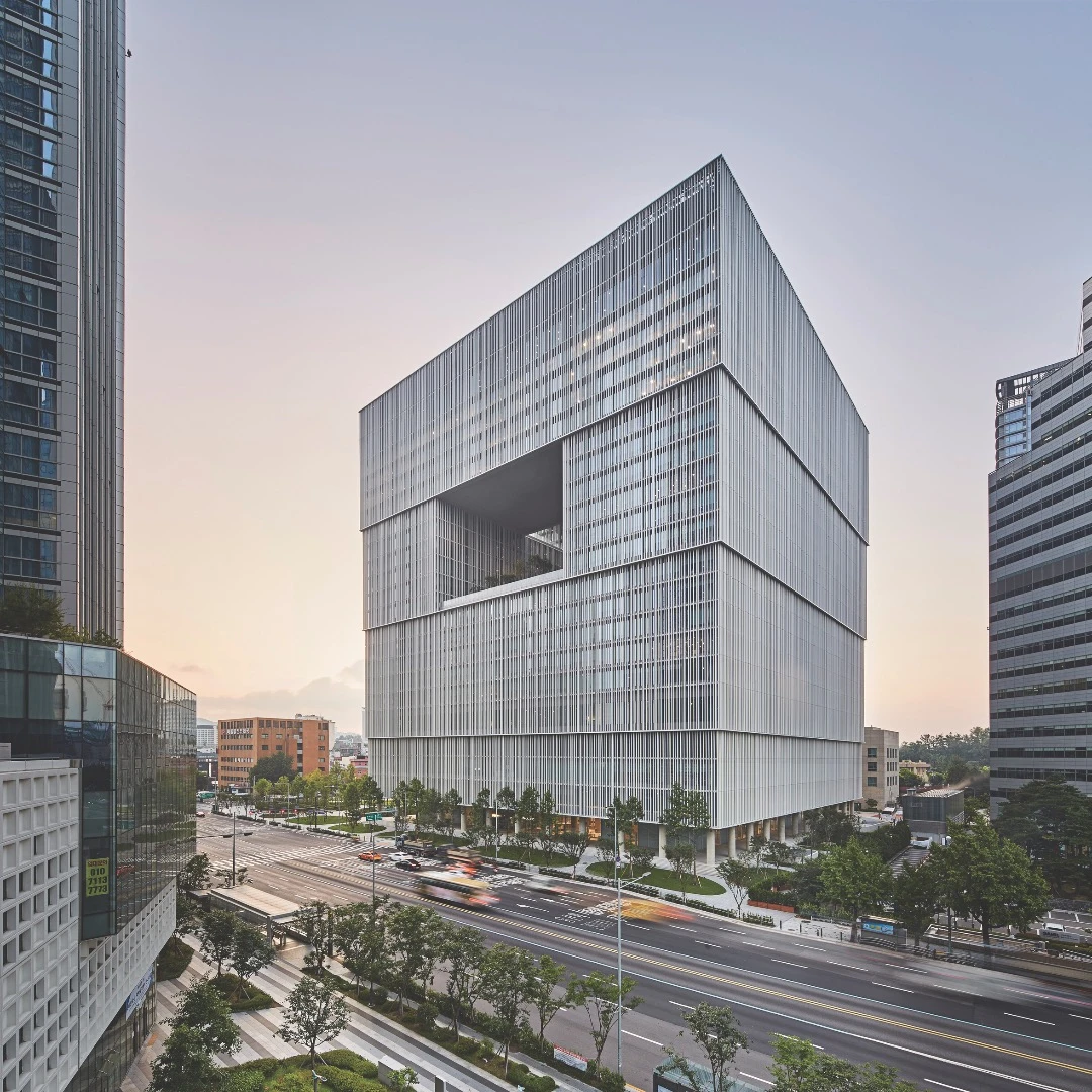 Amorepacific Headquarters - Seoul, by David Chipperfield Architects, was named the Best Tall Building between 100-199 Meters (328-652 ft)