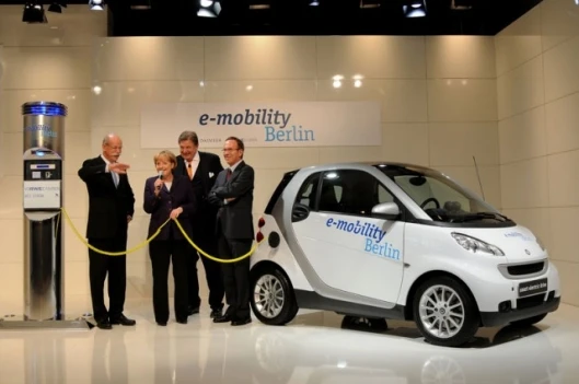 Dr. Dieter Zetsche, Chairman of the Board Daimler AG, German Chancellor Dr. Angela Merkel, Dr. Jürgen Grossmann, Chairman of the Board RWE and Matthias Wissmann, President of the German Association of the Automotive Industry (VDA) at the opening event "e-