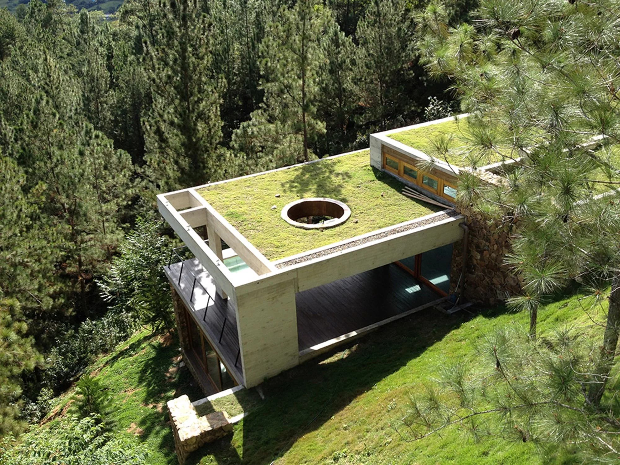 The rear sections of the RD House come into direct contact with the hillside, so are naturally kept a constantly cool temperature by the huge volume of rock (Photo: Eduardo Abreu)