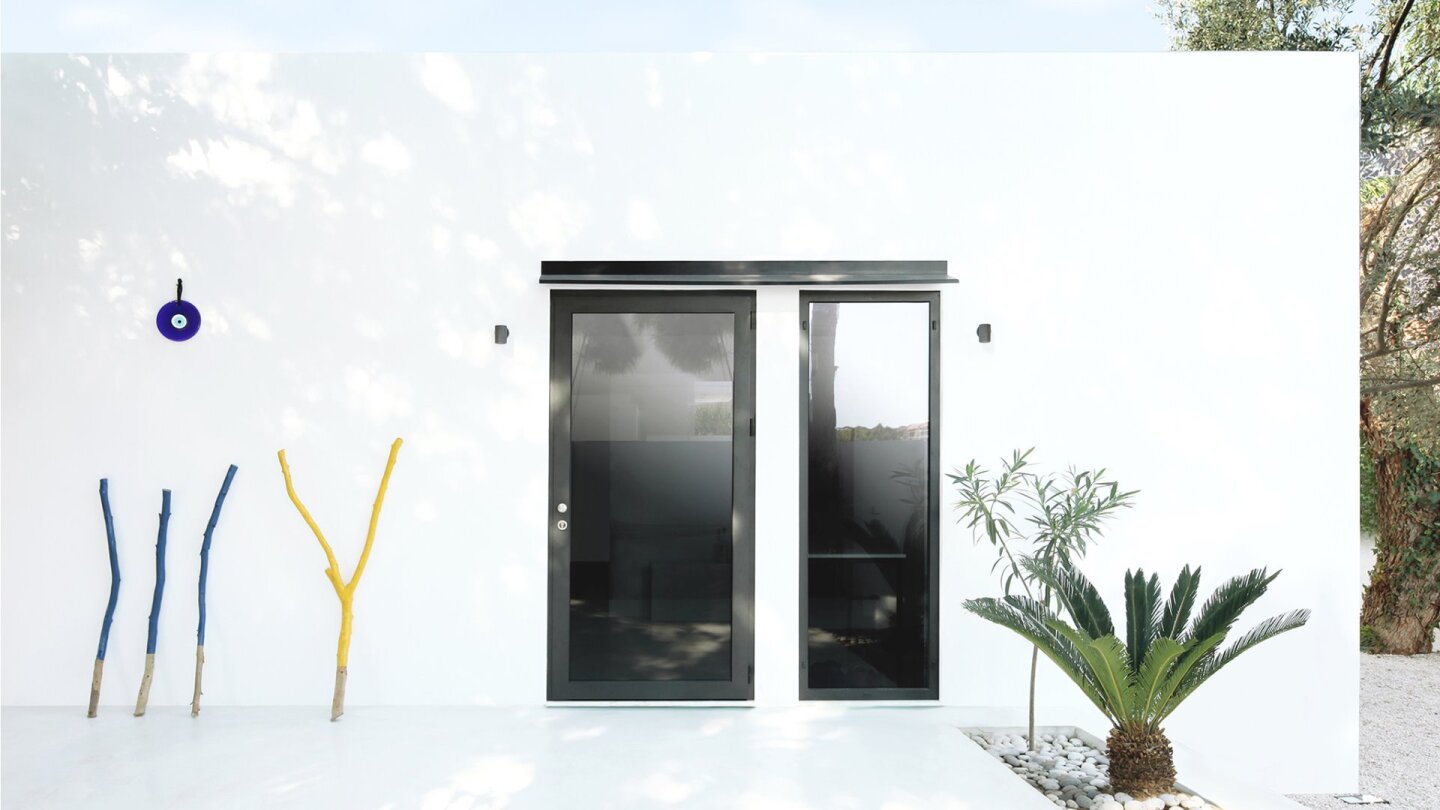Monocabin is a 28 sq m (301 sq ft) single bedroom cabin that doesn’t miss a beat