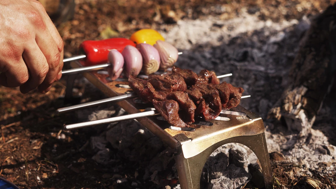 The tongs can be taken apart and used individually as skewers or chopsticks