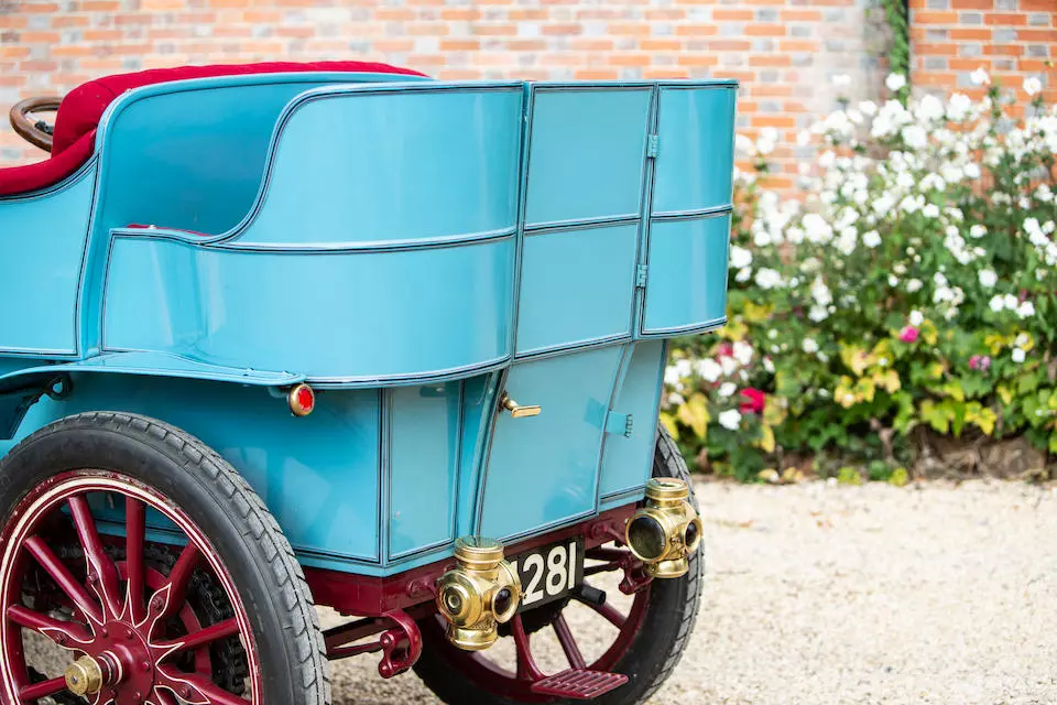 The Panhard 1901 7hp rear door closed