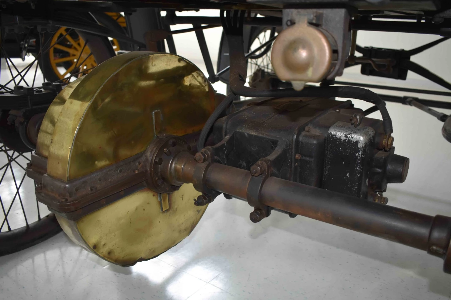 The 1.5-kW motor was driven through a gearbox that offered three forward speeds and two reverse