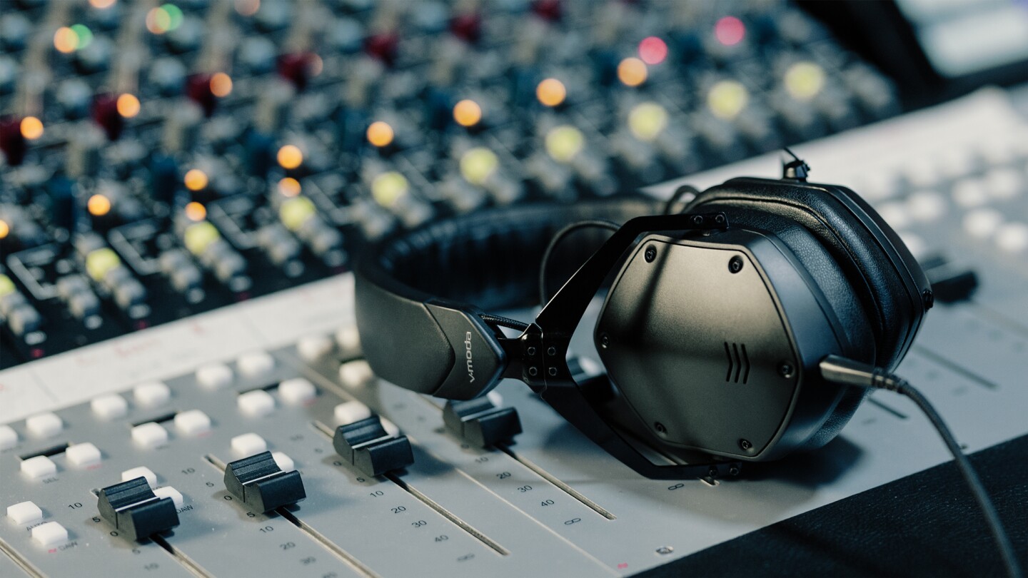V Moda Courts Music Pros With M 0 Studio Headphones V Moda Courts Music Pros With M 0 Studio Headphones