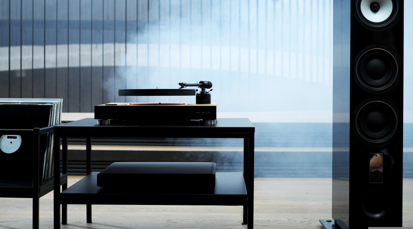 Mag-Lev Audio says that custom software analyses information from sensors to adjust the electromagnetic coils in real-time to keep the platter level