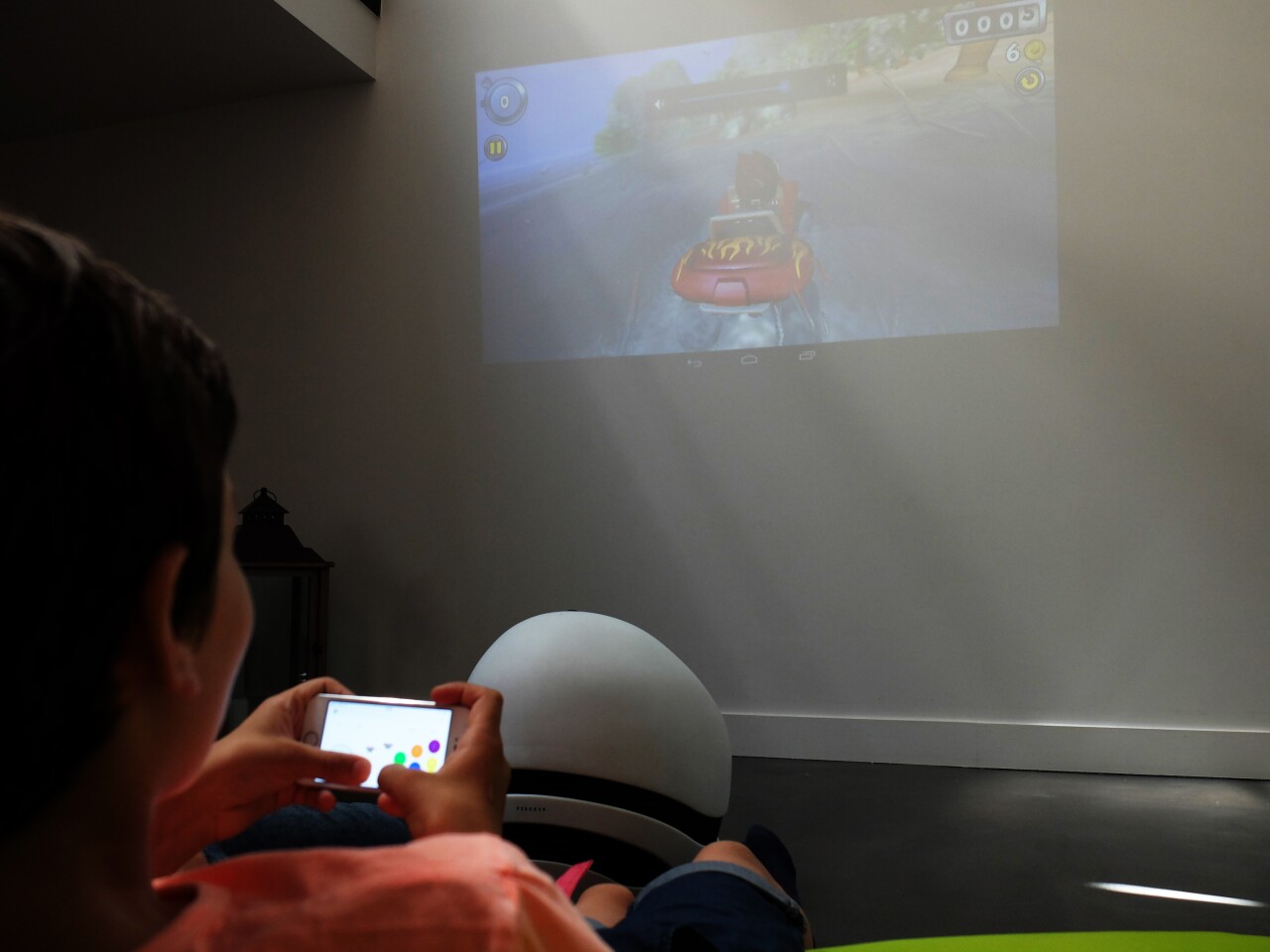 The smartphone is used as a game controller, while the action takes place on the wall (Photo: Keecker)