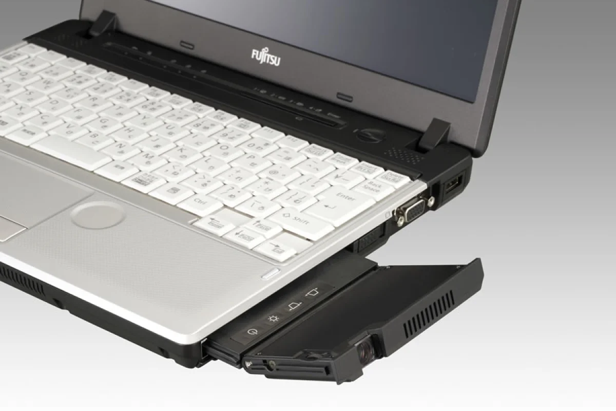 The new LIFEBOOK S761/C and P771/C notebooks about to be released by Fujitsu both feature a 40 lumen mobile projector.