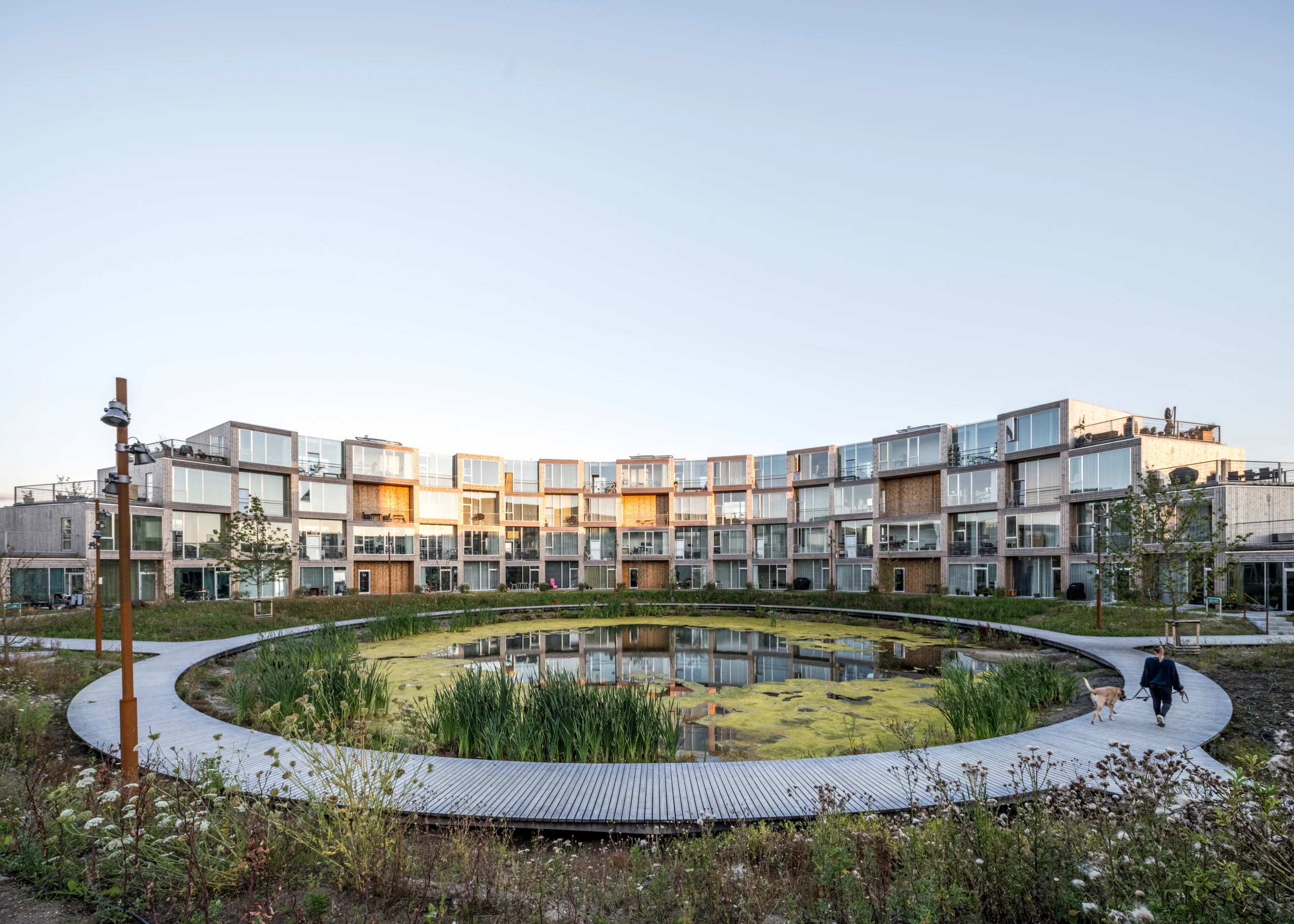 The Sneglehusene takes the form of six residential buildings arranged around a central pond