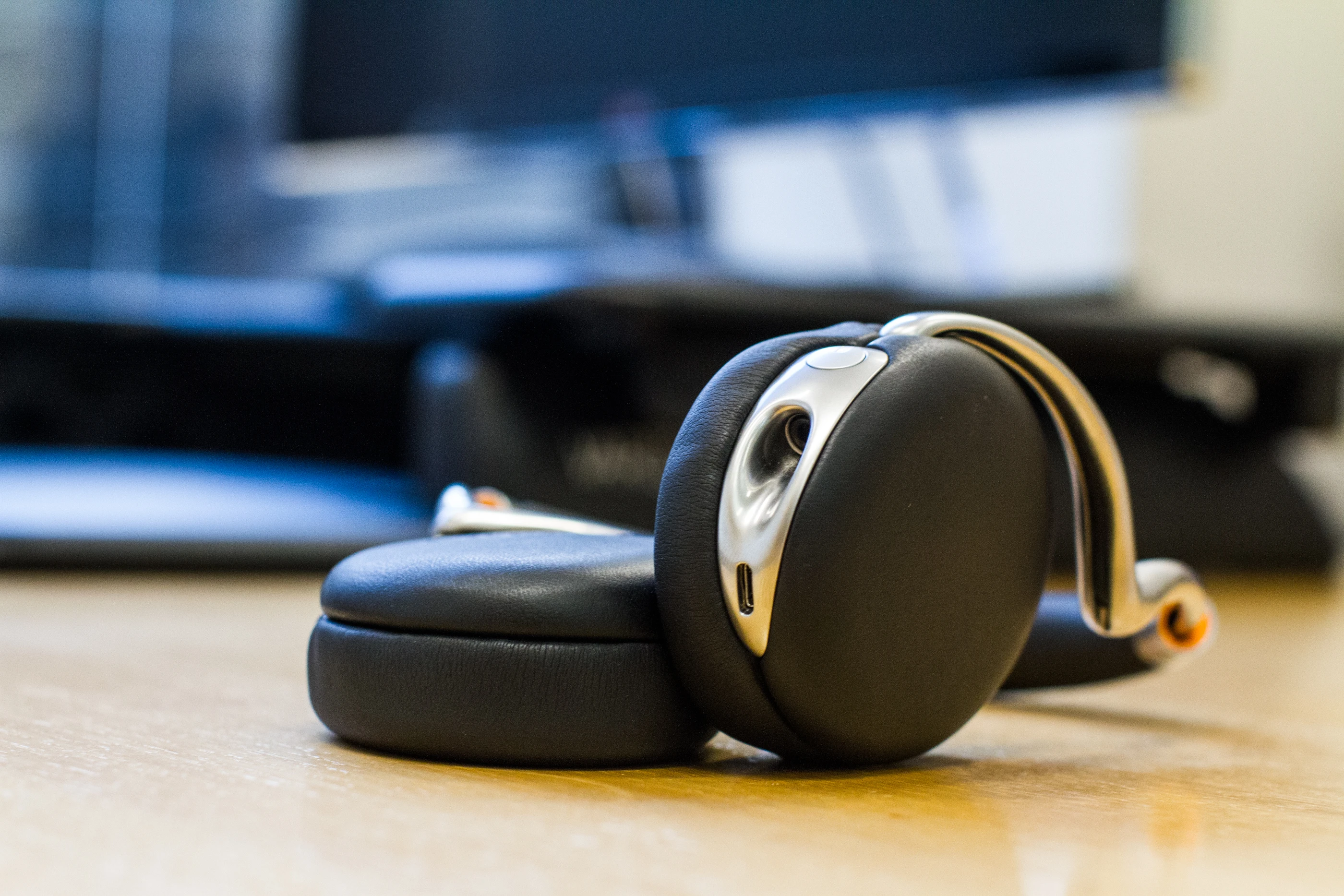 Parrot champions the noise-cancelling capability as a main attraction of the Zik 2.0's and they won't be getting an argument from us (Photo: Nick Lavars/Gizmag.com)