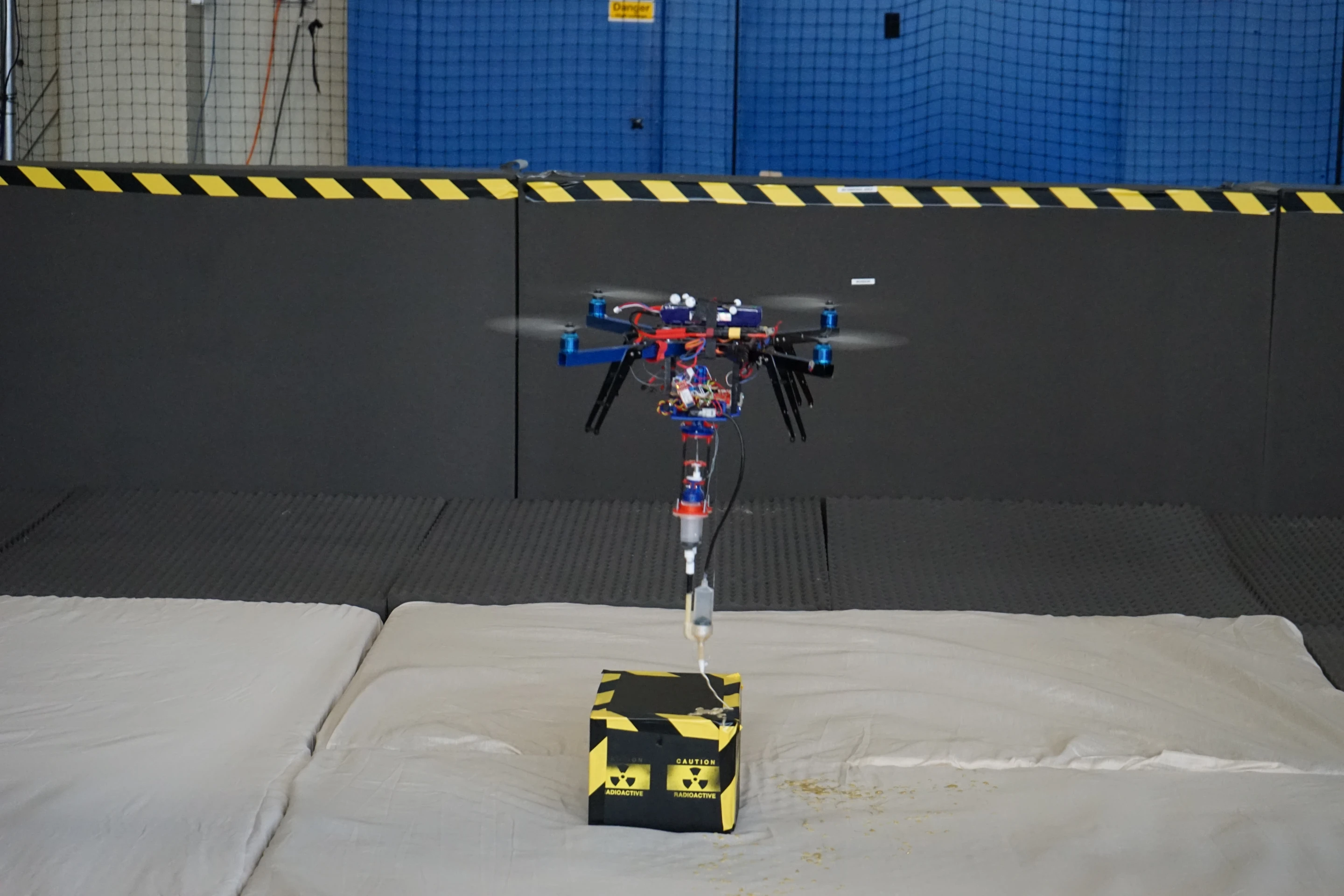 The robot extrudes foam onto the target (Photo: Aerial Robotics Lab)