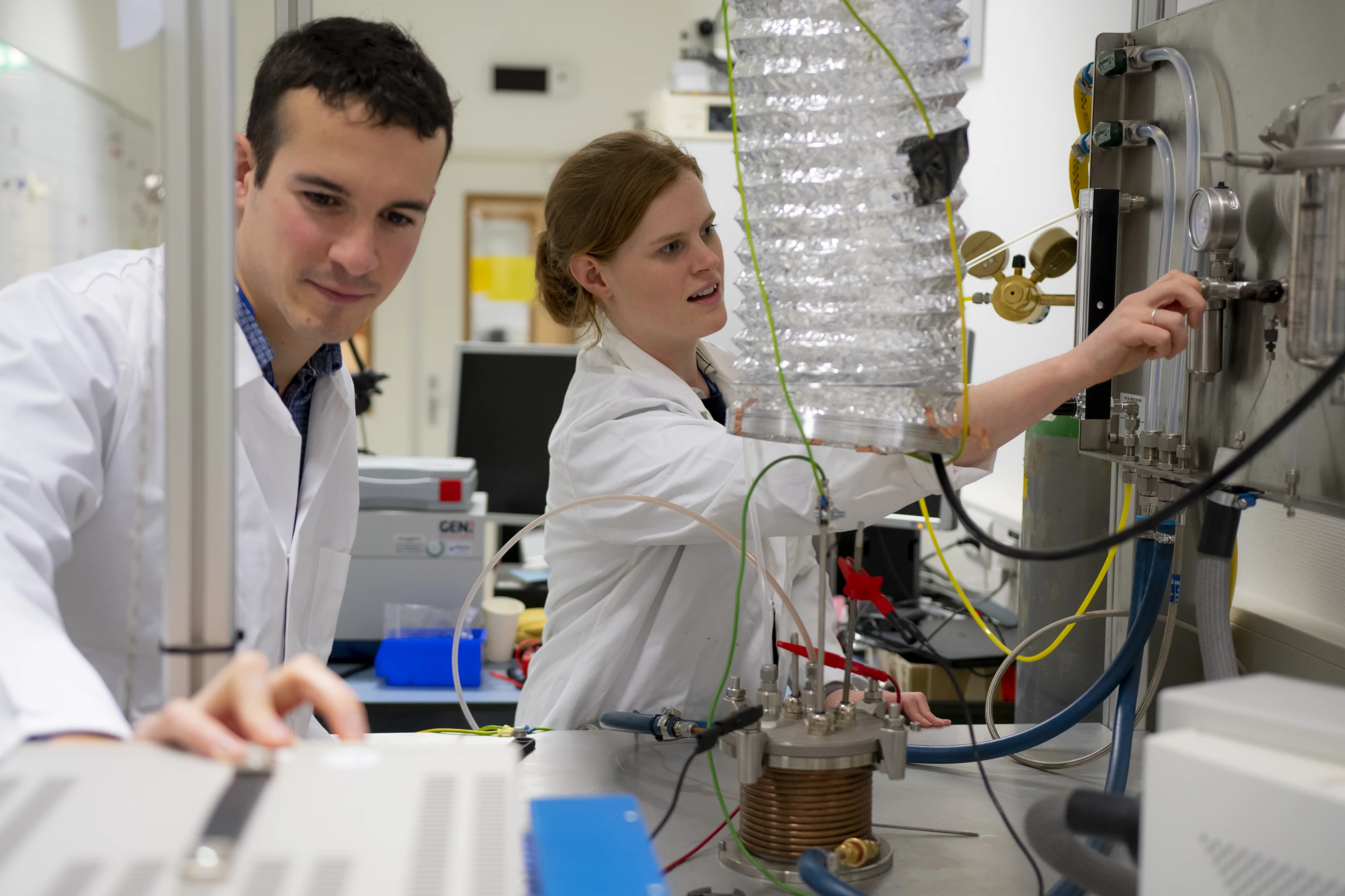 Researchers Alexandre Meurisse (left) and Beth Lomax (right) making oxygen out of lunar regolith