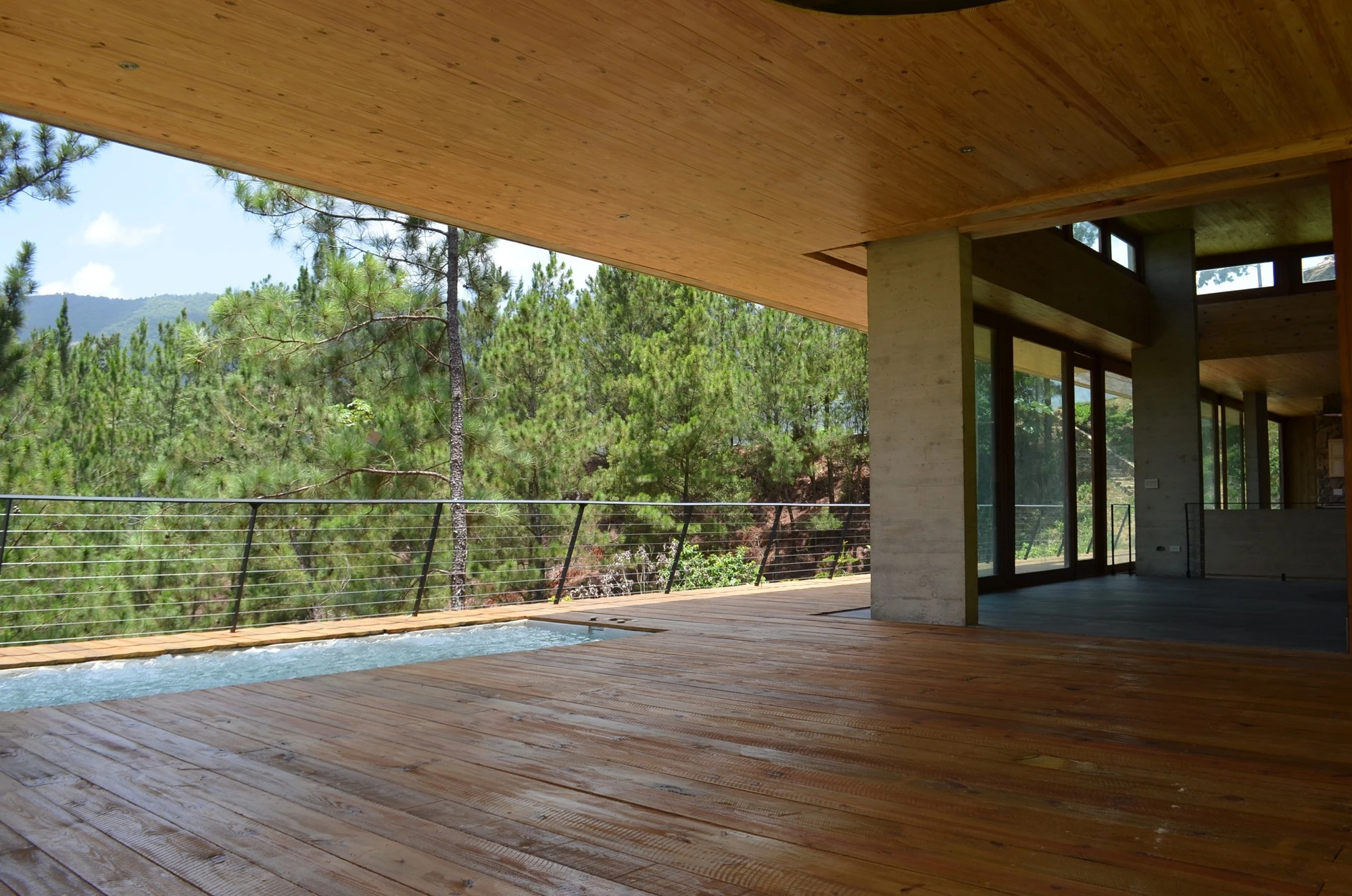 The interior of the home includes several dining and living rooms, and a library (Photo: Eduardo Abreu)