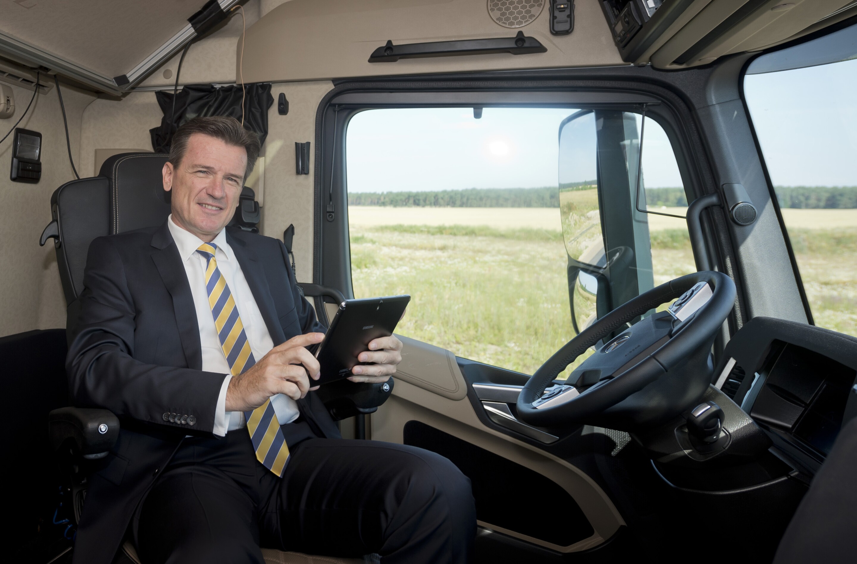 Daimler Future Truck 2025 completes first autonomous highway run