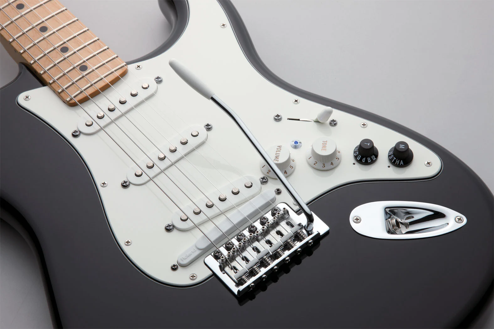 Joining familiar-looking volume and tone dials is a Mode control that selects between five modeling modes, and a Tuning control that can instantly change the instrument's tuning, without getting anywhere near the tuning heads