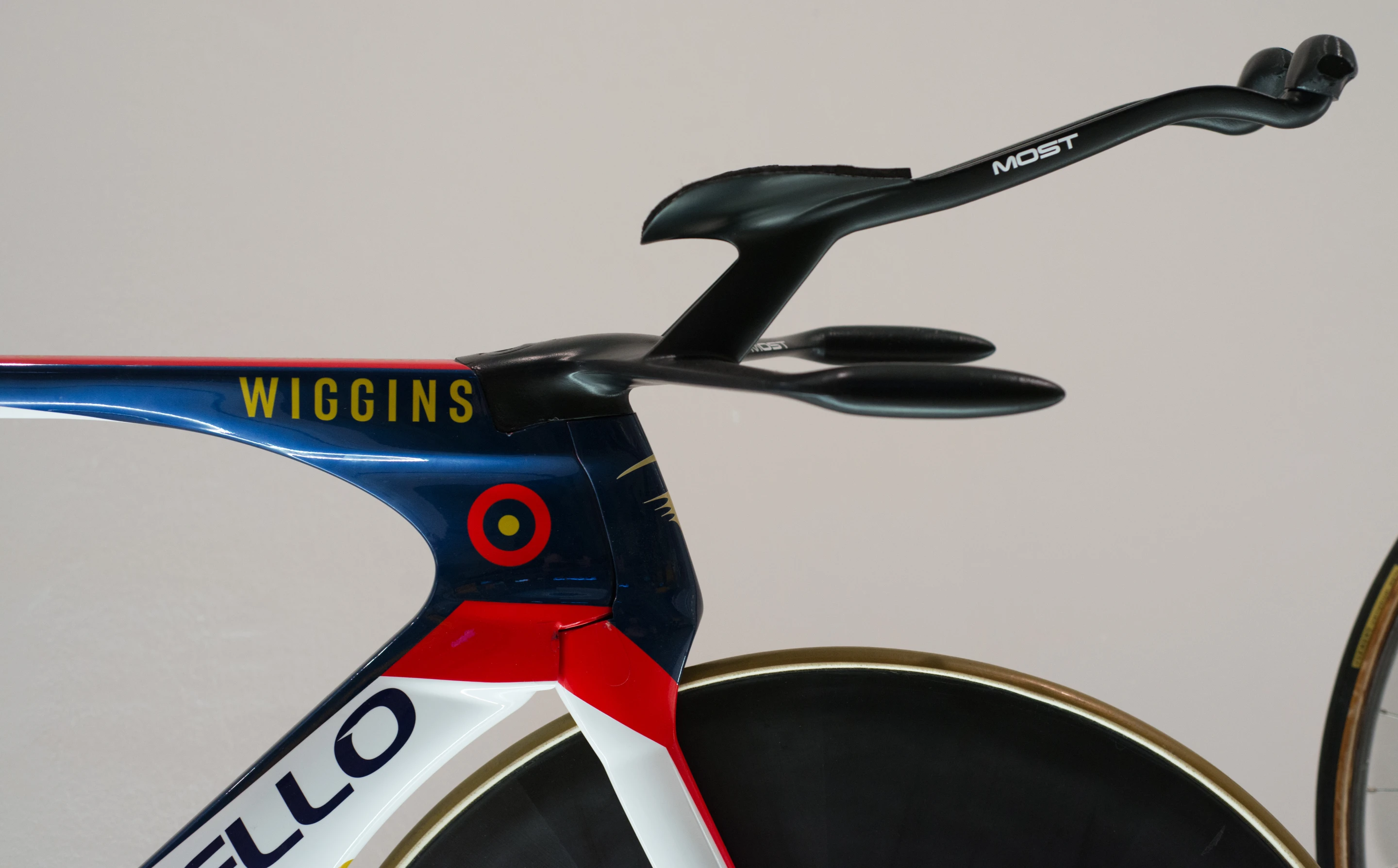 The Pinnarello Bolide features an integrated handlebar to reduce resistance